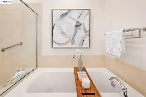 Bath - 475 Diller St, Alameda, CA 94501 photo 7 of 8