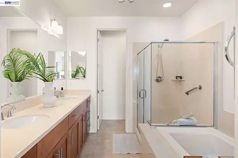 Bath - 475 Diller St, Alameda, CA 94501 photo 4 of 8