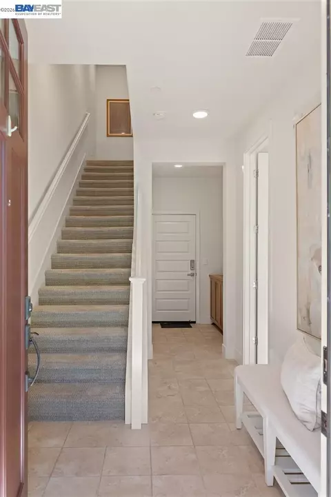 Entry Way - 475 Diller St, Alameda, CA 94501 photo 1 of 2