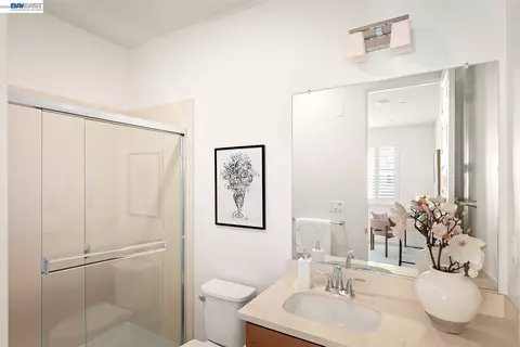 Bath - 475 Diller St, Alameda, CA 94501 photo 1 of 8