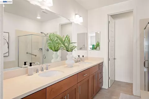 Bath - 475 Diller St, Alameda, CA 94501 photo 5 of 8