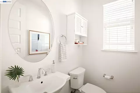 Bath - 475 Diller St, Alameda, CA 94501 photo 2 of 8
