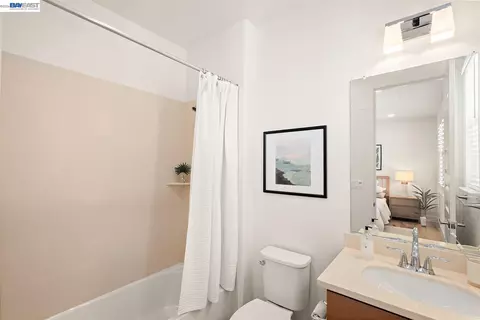 Bath - 475 Diller St, Alameda, CA 94501 photo 8 of 8