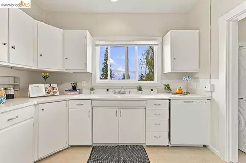 Kitchen - 2307-2309 Prince St, Berkeley, CA 94705 photo 7 of 8