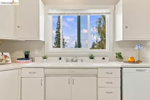 Kitchen - 2307-2309 Prince St, Berkeley, CA 94705 photo 8 of 8