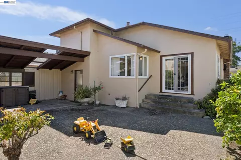 Exterior - 3315 Central Ave, Alameda, CA 94501 photo 4 of 5
