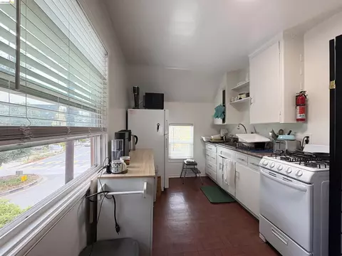 Kitchen - 2801 Fulton St, Berkeley, CA 94705 photo 4 of 6