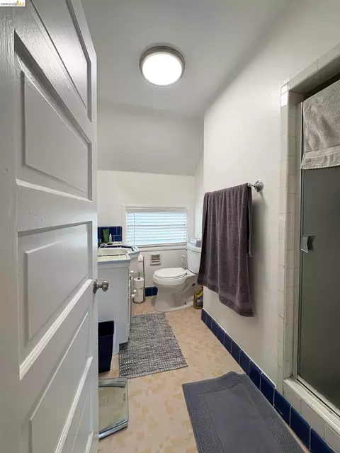 Bath - 2801 Fulton St, Berkeley, CA 94705 photo 3 of 4
