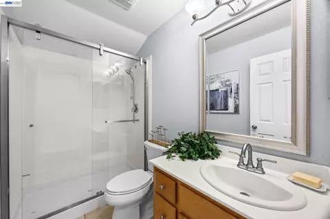Bath - 257 Orchid Ln, Patterson, CA 95363 photo 5 of 5