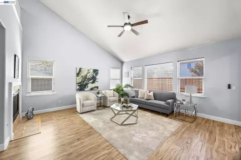 Living - 257 Orchid Ln, Patterson, CA 95363 photo 2 of 5