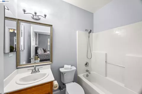 Bath - 257 Orchid Ln, Patterson, CA 95363 photo 2 of 5