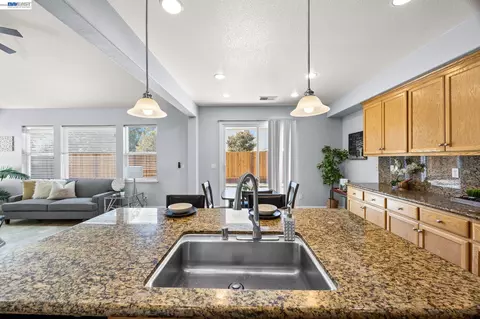 Kitchen - 257 Orchid Ln, Patterson, CA 95363 photo 1 of 2