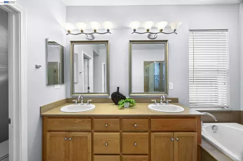 Bath - 257 Orchid Ln, Patterson, CA 95363 photo 4 of 5