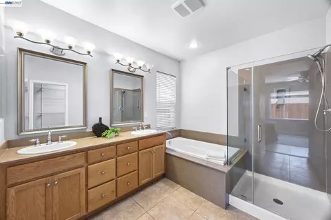 Bath - 257 Orchid Ln, Patterson, CA 95363 photo 3 of 5