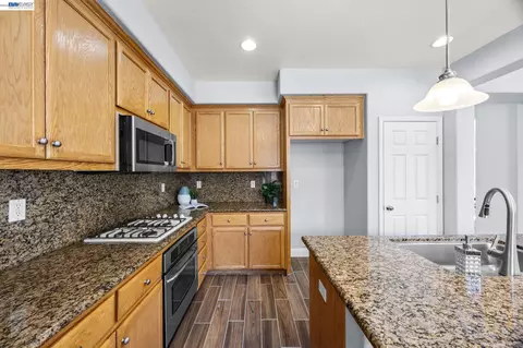 Kitchen - 257 Orchid Ln, Patterson, CA 95363 photo 2 of 2