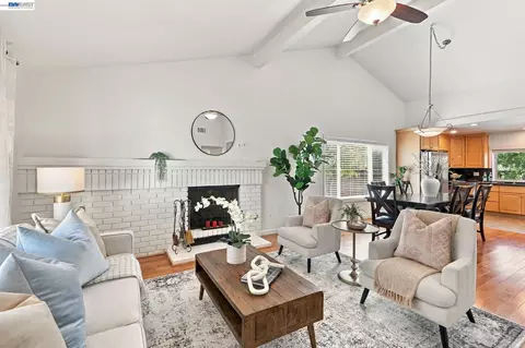 Living - 643 Sutton Ct, Walnut Creek, CA 94598 photo 2 of 3