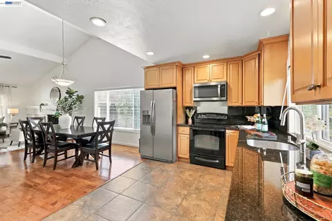 Kitchen - 643 Sutton Ct, Walnut Creek, CA 94598 photo 2 of 2