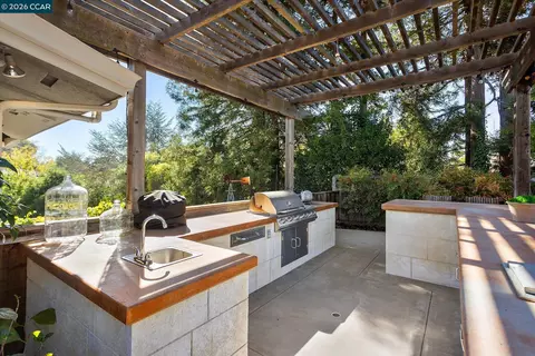 Kitchen - 4572 Ewing Rd, Castro Valley, CA 94546 photo 6 of 7