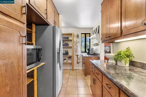 Kitchen - 4572 Ewing Rd, Castro Valley, CA 94546 photo 5 of 7