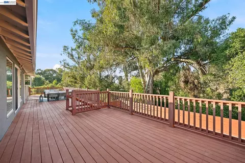 Exterior - 2500 Lancaster Ct, Hayward, CA 94542 photo 10 of 22