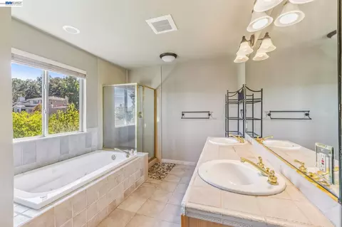 Bath - 3265 Hertlein Pl, Castro Valley, CA 94546 photo 1 of 4