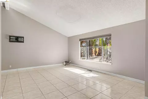 Living - 808 S Gloucester St, Antioch, CA 94509 photo 4 of 8