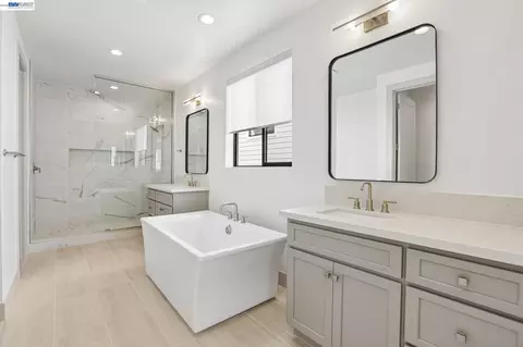 Bath - 2302 Sanderling Ave, Marina, CA 93933 photo 2 of 3