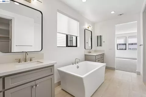 Bath - 2302 Sanderling Ave, Marina, CA 93933 photo 3 of 3