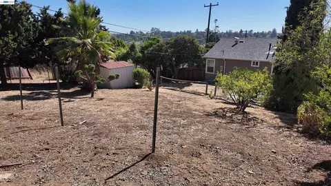 Exterior - 201 Navone St, Vallejo, CA 94591 photo 6 of 9