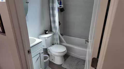 Bath - 201 Navone St, Vallejo, CA 94591 photo 1 of 2