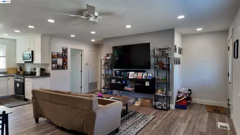Entry Way - 201 Navone St, Vallejo, CA 94591 photo 1 of 2