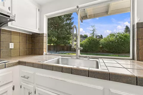 Kitchen - 11 Ray Ct, Alamo, CA 94507 photo 3 of 4