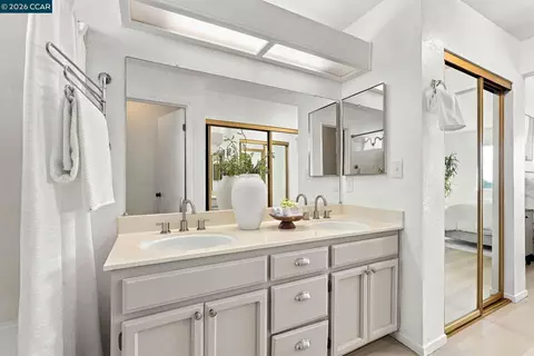 Bath - 202 Oneil Cir, Hercules, CA 94547 photo 1 of 2