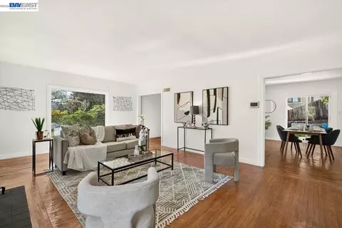 Living - 3890 Serrano St, Martinez, CA 94553 photo 3 of 6