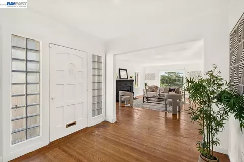 Entry Way - 3890 Serrano St, Martinez, CA 94553 photo 2 of 5