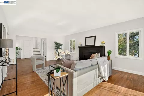 Living - 3890 Serrano St, Martinez, CA 94553 photo 4 of 6