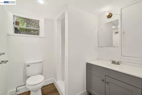 Bath - 3890 Serrano St, Martinez, CA 94553 photo 2 of 2