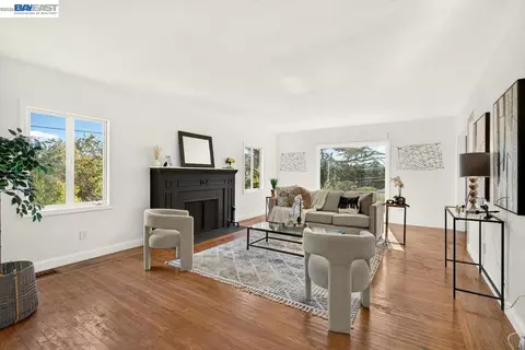 Living - 3890 Serrano St, Martinez, CA 94553 photo 2 of 6
