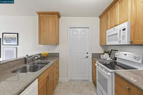 Kitchen - 433 Lassen Dr, Martinez, CA 94553 photo 1 of 5