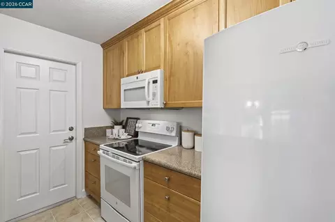 Kitchen - 433 Lassen Dr, Martinez, CA 94553 photo 3 of 5