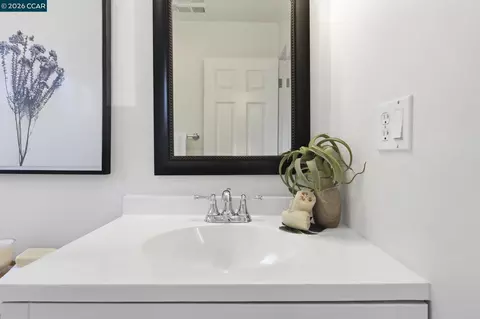 Bath - 433 Lassen Dr, Martinez, CA 94553 photo 2 of 6