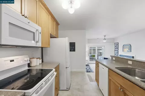 Kitchen - 433 Lassen Dr, Martinez, CA 94553 photo 4 of 5