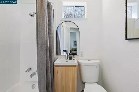 Bath - 2703 Mathews St, Berkeley, CA 94702 photo 1 of 7