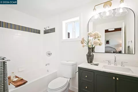 Bath - 2703 Mathews St, Berkeley, CA 94702 photo 4 of 7