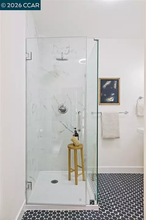 Bath - 2703 Mathews St, Berkeley, CA 94702 photo 3 of 7