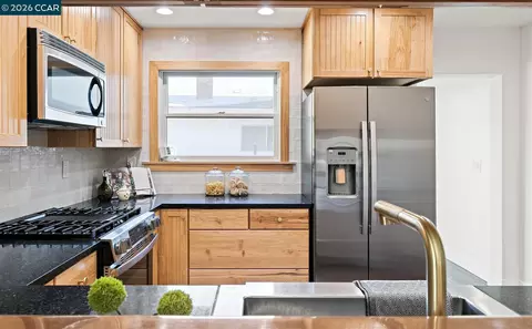 Kitchen - 2703 Mathews St, Berkeley, CA 94702 photo 3 of 5