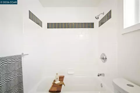 Bath - 2703 Mathews St, Berkeley, CA 94702 photo 5 of 7