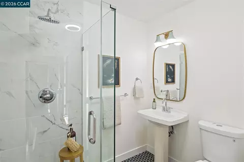 Bath - 2703 Mathews St, Berkeley, CA 94702 photo 2 of 7