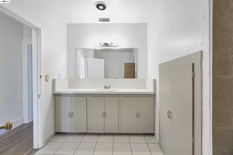 Bath - 1646 51st Ave, Oakland, CA 94601 photo 4 of 4