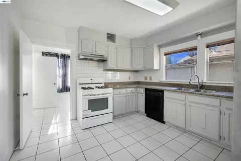 Kitchen - 1646 51st Ave, Oakland, CA 94601 photo 4 of 4